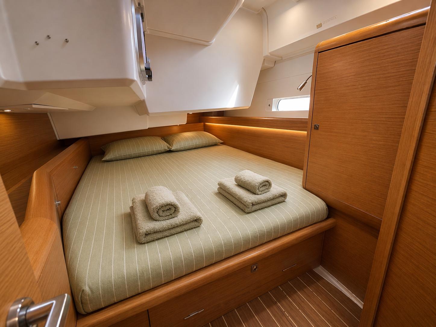 Intérieur et salon du voilier Caterina - espace de vie lumineux